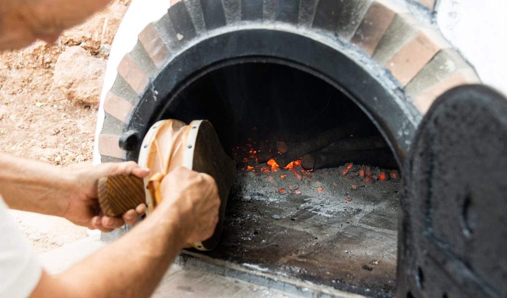 Il segreto per cucinare il pane nel forno a legna: Tradizione e Tecnica