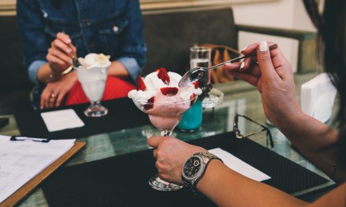 5 cocktail da fare in camera d’albergo con quello che trovi nel minibar